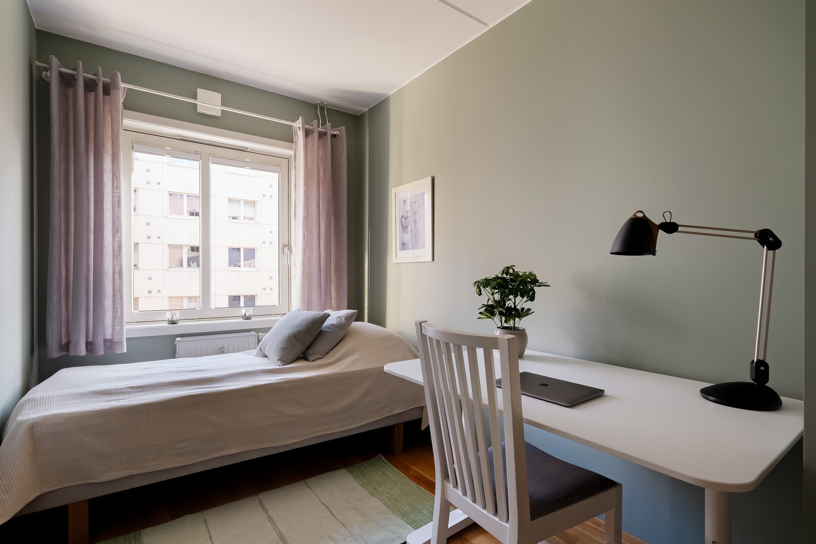 Har du skolebarn, hjemmekontor eller er du student? Her er det fint å plassere skrivepulten. Galleribilde