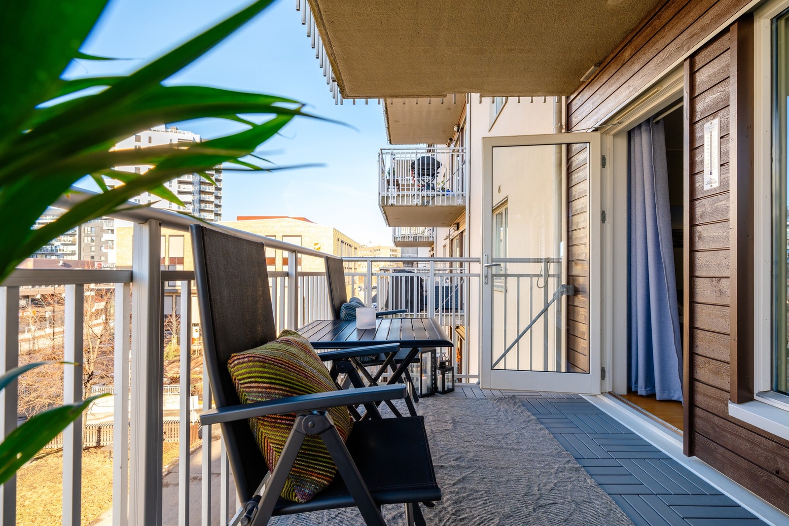 Balkongen byr på sol fra ca. klokken 16:30 til ca 19:30 på sommeren i følge selger. Galleribilde