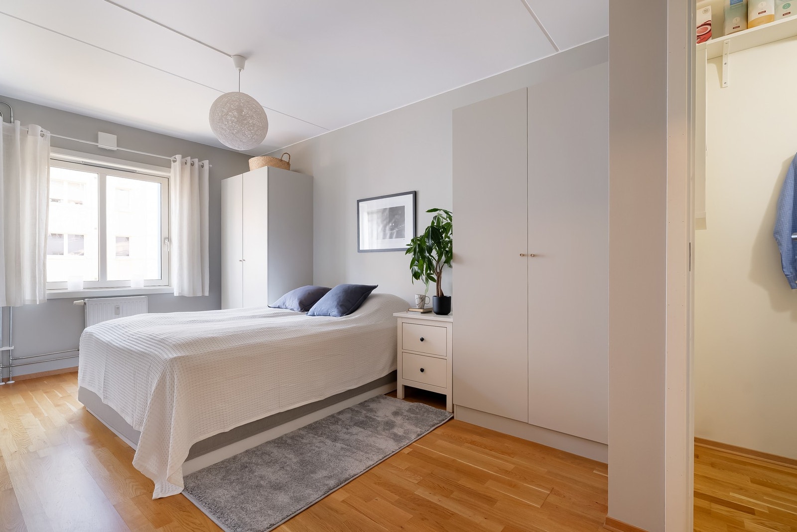 Boligen har to gode soverom plassert vegg-i-vegg med hverandre i andre enden av leiligheten. Galleribilde