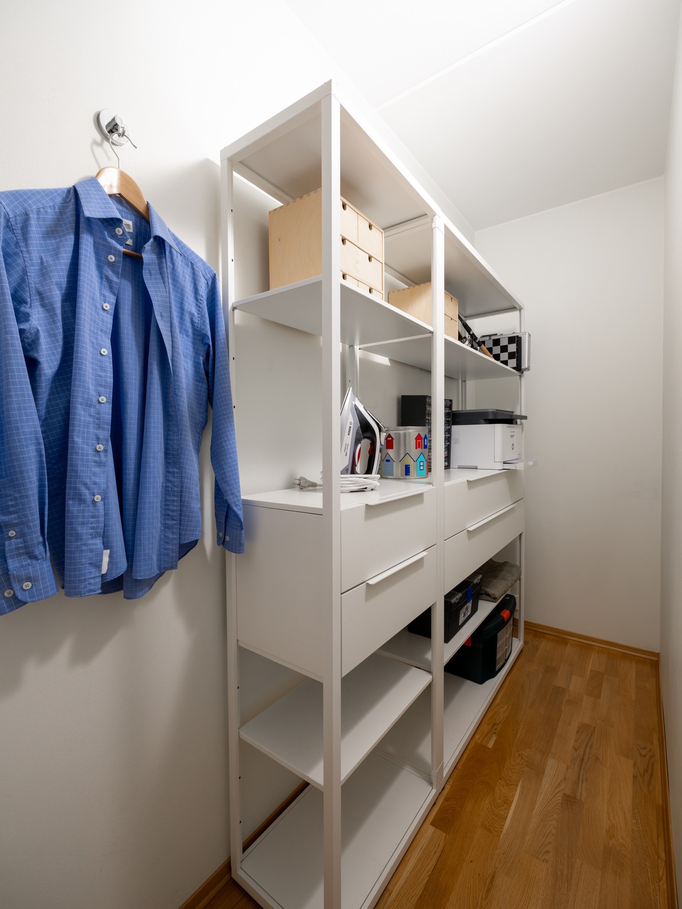 I tilknytning til soverommet er det en praktisk innvendig bod som gir godt med plass for oppbevaring, eventuelt som kan gjøres om til et walk-in-closet. Galleribilde