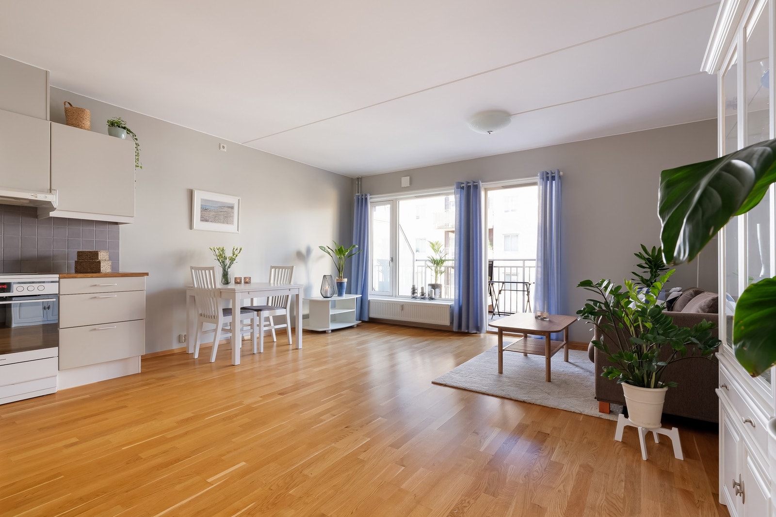 Dette er en lys, stor & attraktiv 3-roms leilighet beliggende i 3. etasje. Galleribilde