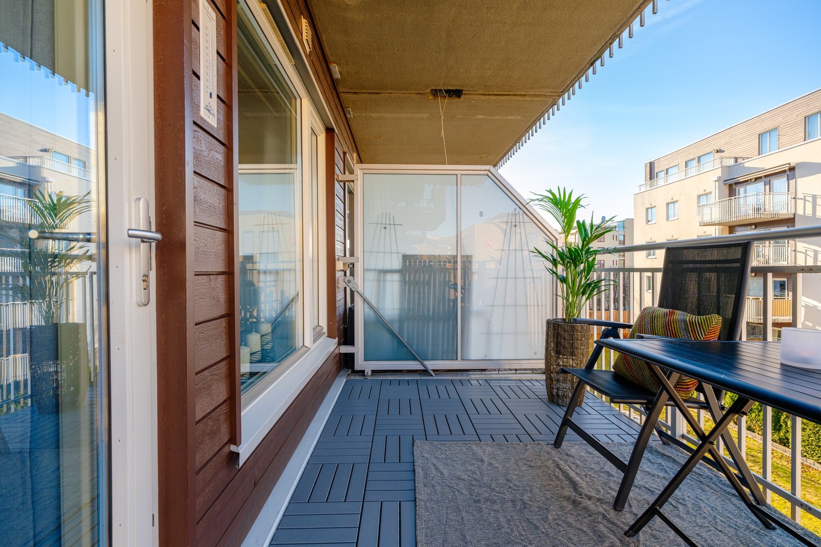 Uteplassen er på 7 kvm og gir godt med plass for loungemøblement, grill og beplantning. Galleribilde