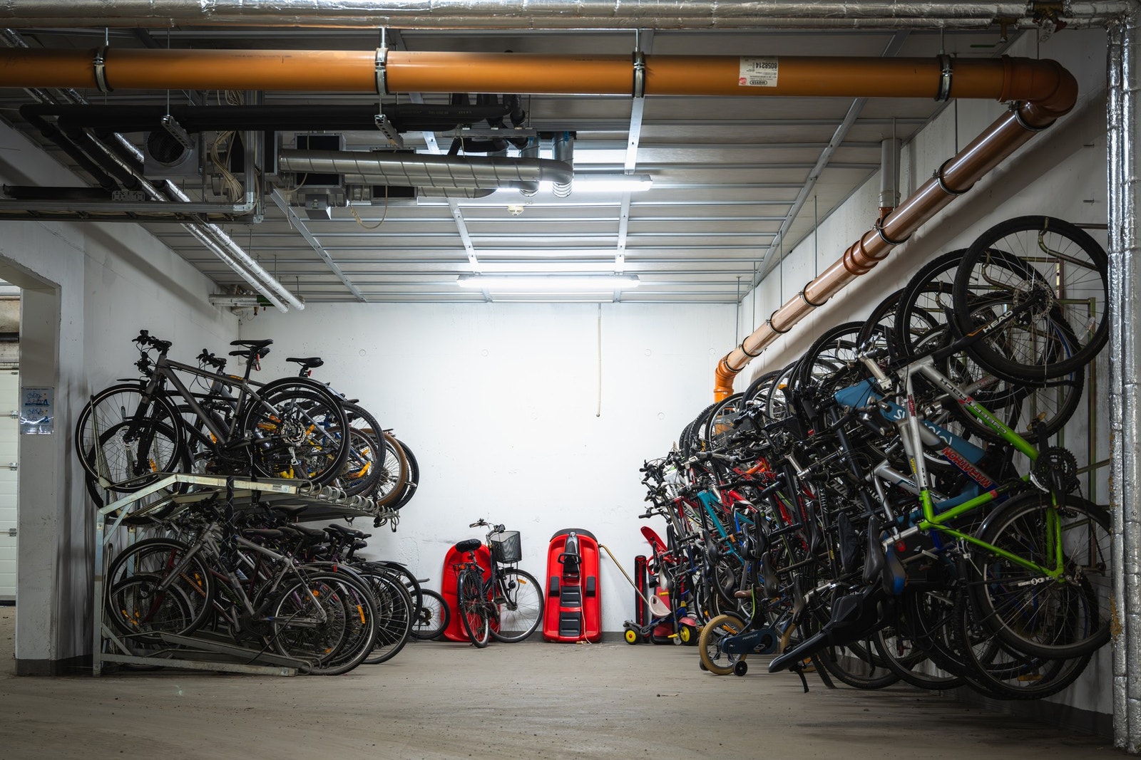 Felles sykkelparkering i kjeller. Galleribilde