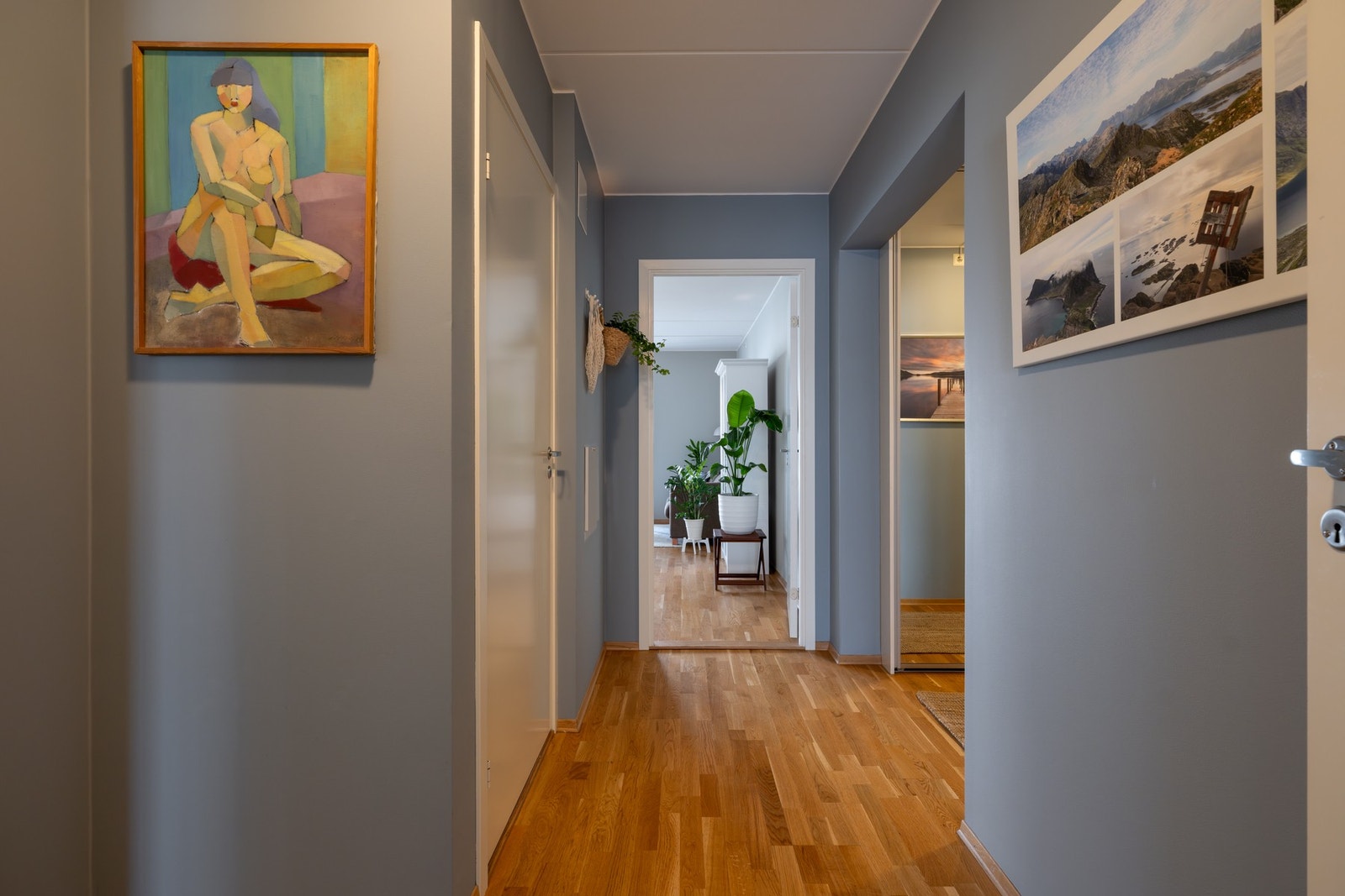 Entréen er knutepunktet i boligen med tilgang til alle rommene. Galleribilde