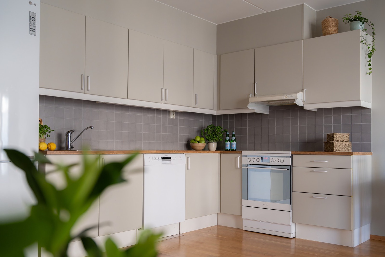 Det er montert fliser over benk, i tillegg til stikkontakter og belysning under overskapene. Galleribilde