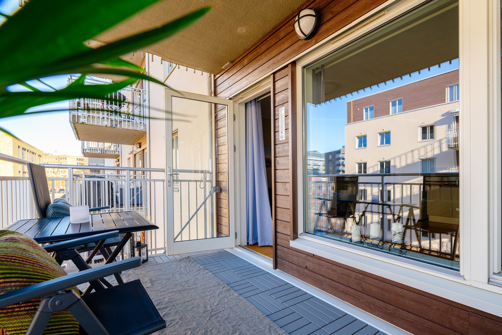 På sommerstid vil uteplassen oppleves som en forlengelse av stuen hvor døren stort sett blir stående åpen. Galleribilde