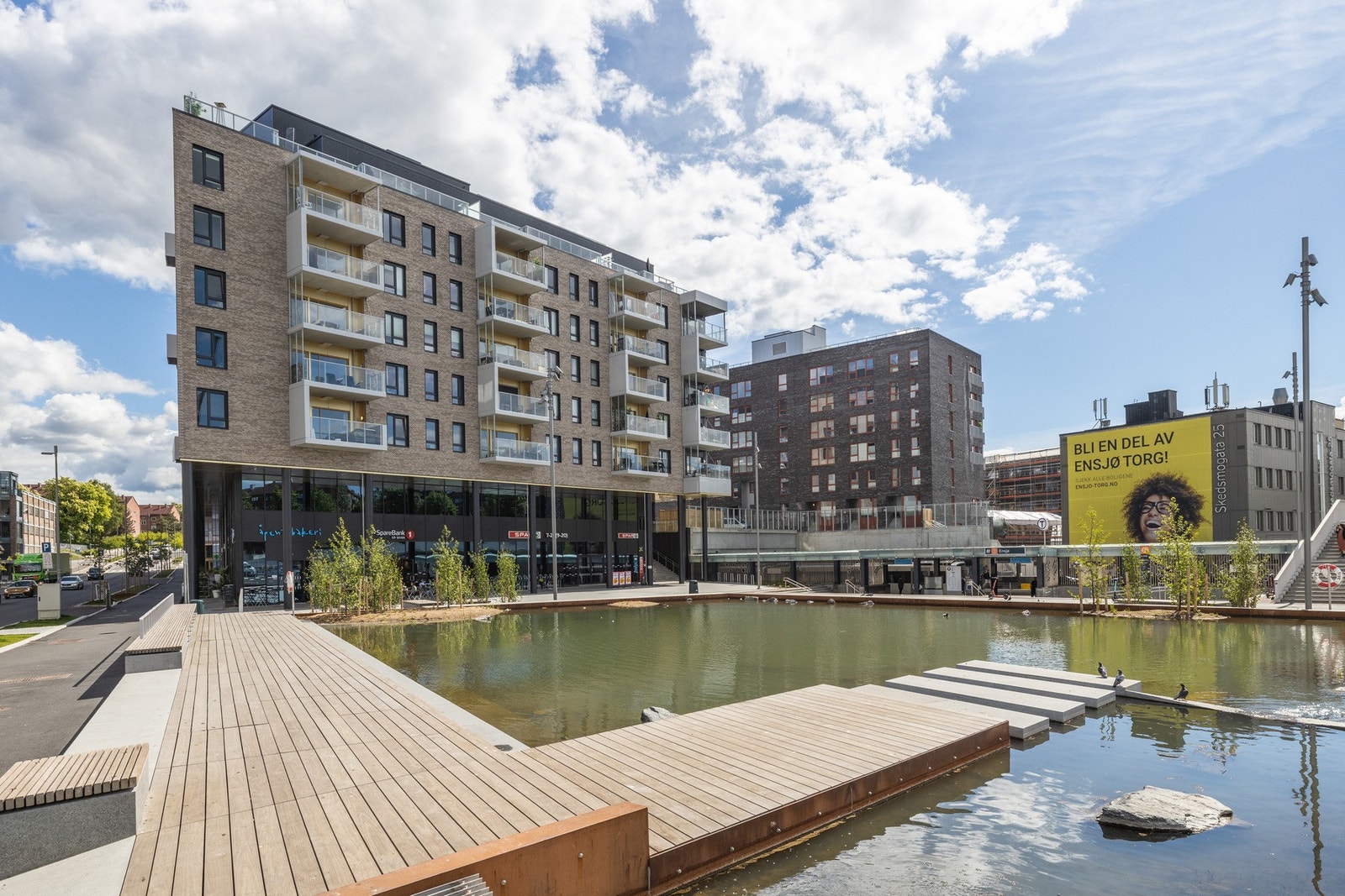 Ensjø torg byr på servicetilbud som Åpent bakeri, Vitusapotek og Spar. Galleribilde