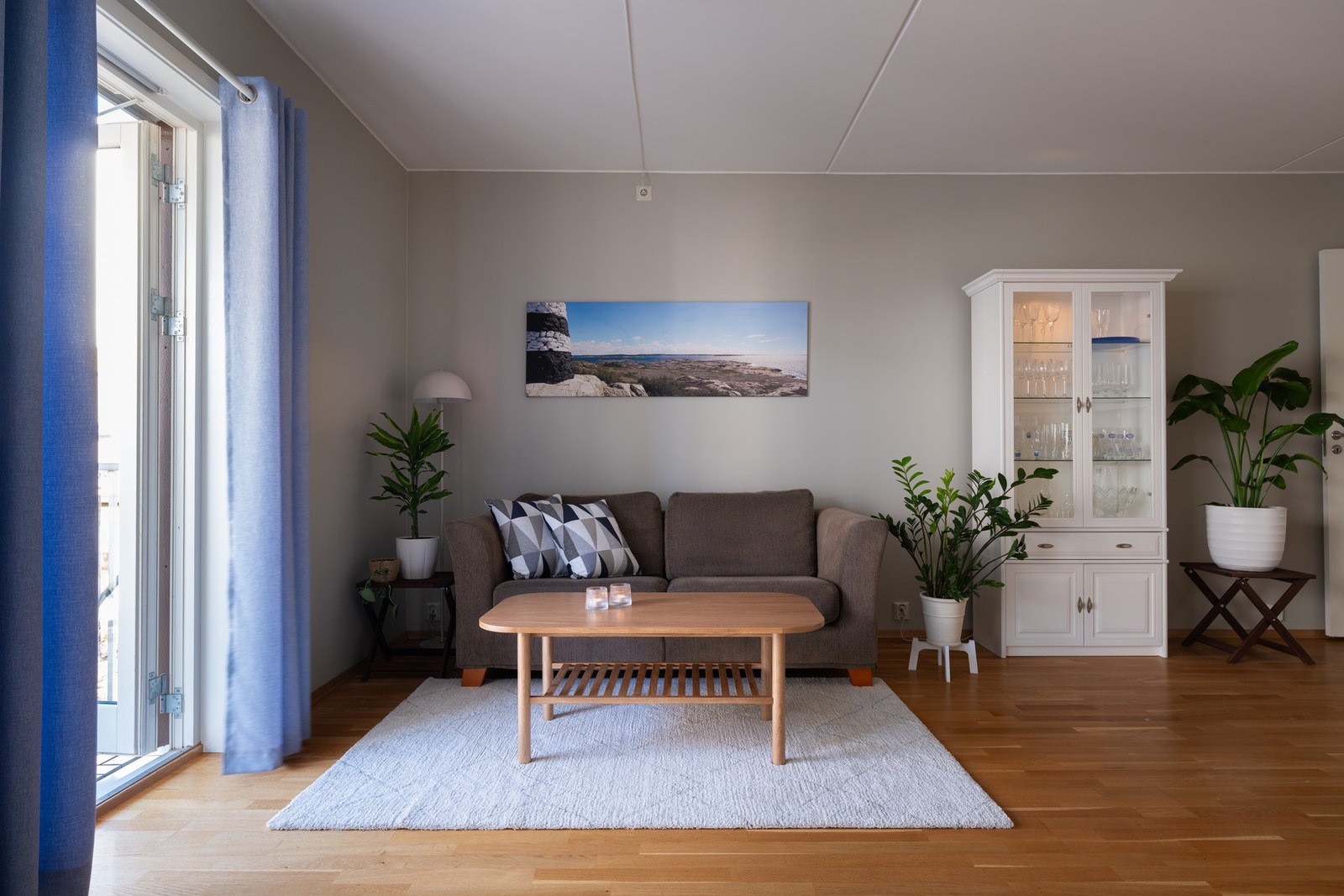 Parkett på gulv og malte overflater er gjennomgående for hele boligen med unntak av bad. Galleribilde