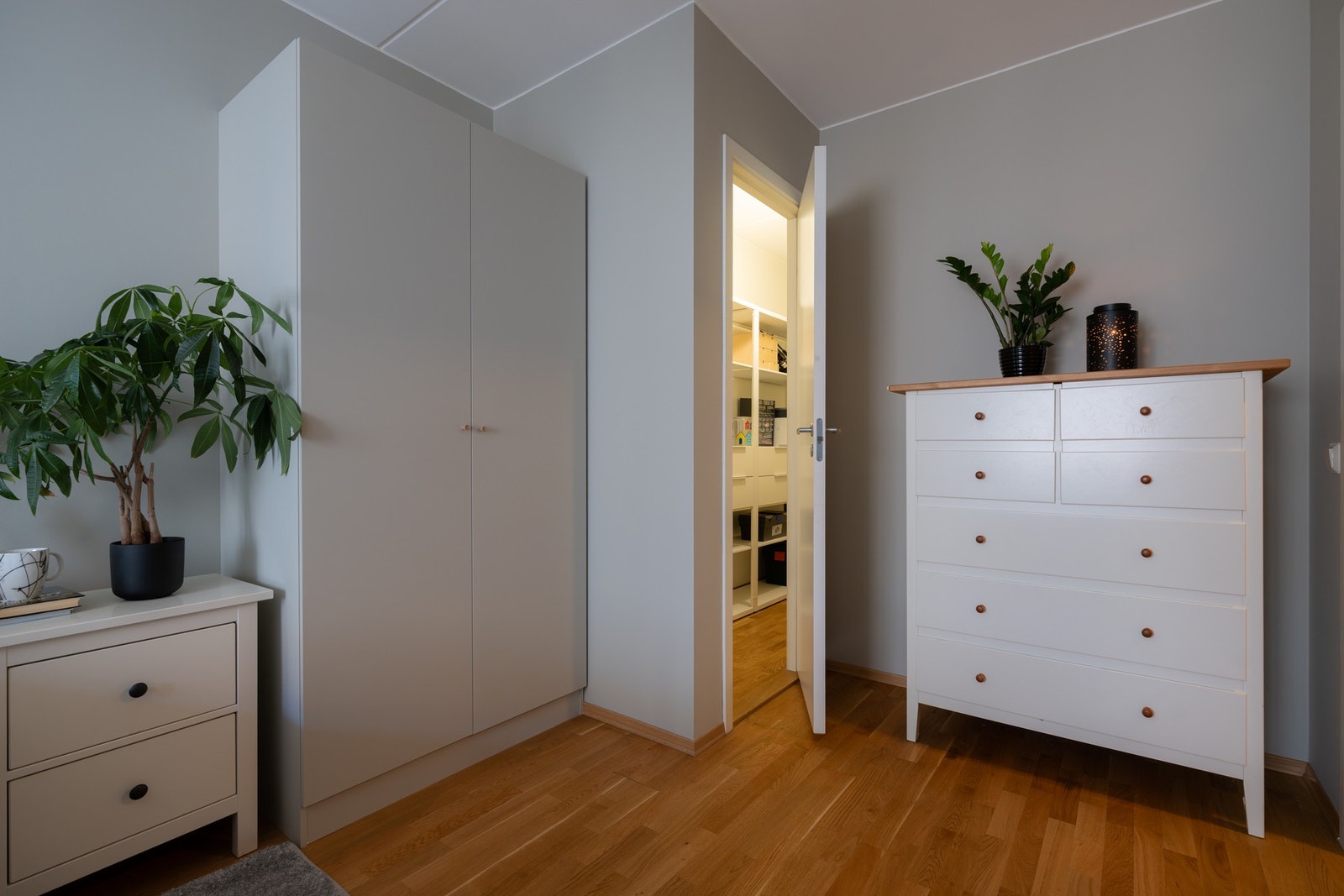 Garderobeløsningene blir stående. Galleribilde