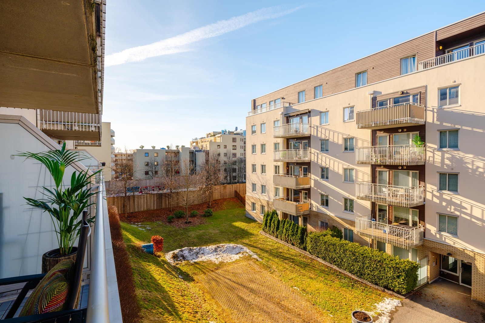 Balkongen er vendt mot rolige og hyggelige fellesområder. Galleribilde