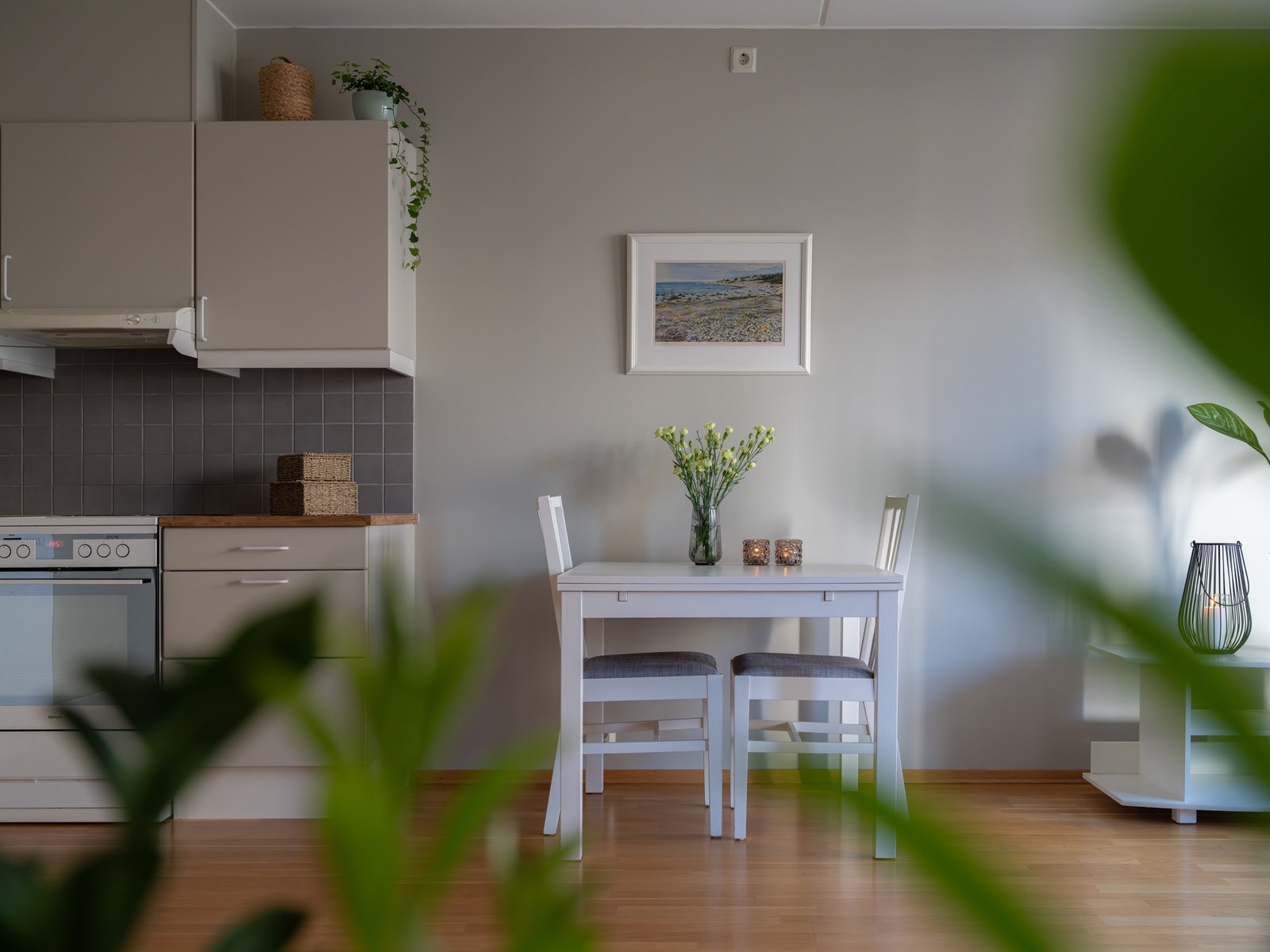 Mellom stue og kjøkken er det fin plass til spisebord. Galleribilde