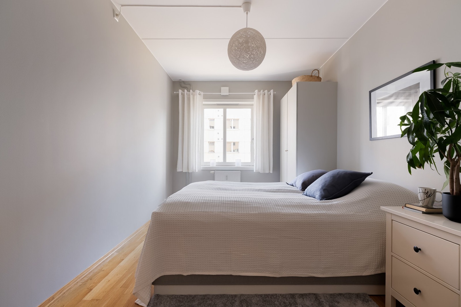 Hovedsoverommet er av god størrelse og byr på godt med plass for stor dobbeltseng med tilhørende nattbord. Galleribilde