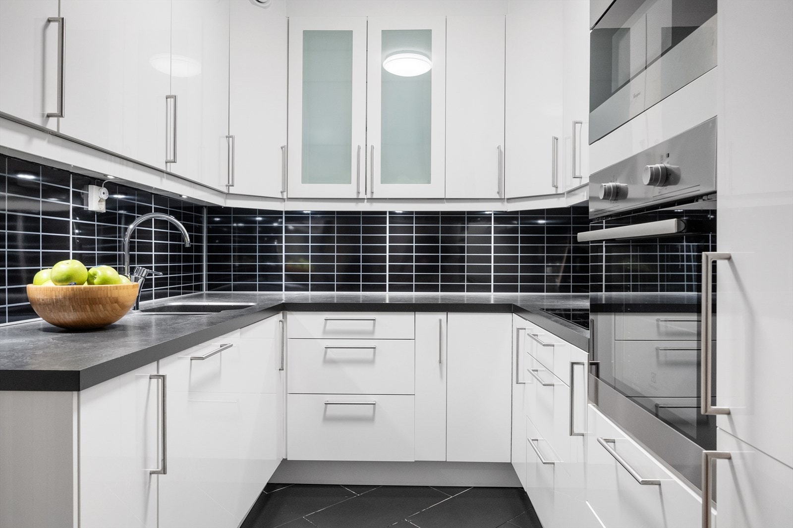 Flott Epoq-kjøkken fra 2016 med hvite glatte fronter Galleribilde