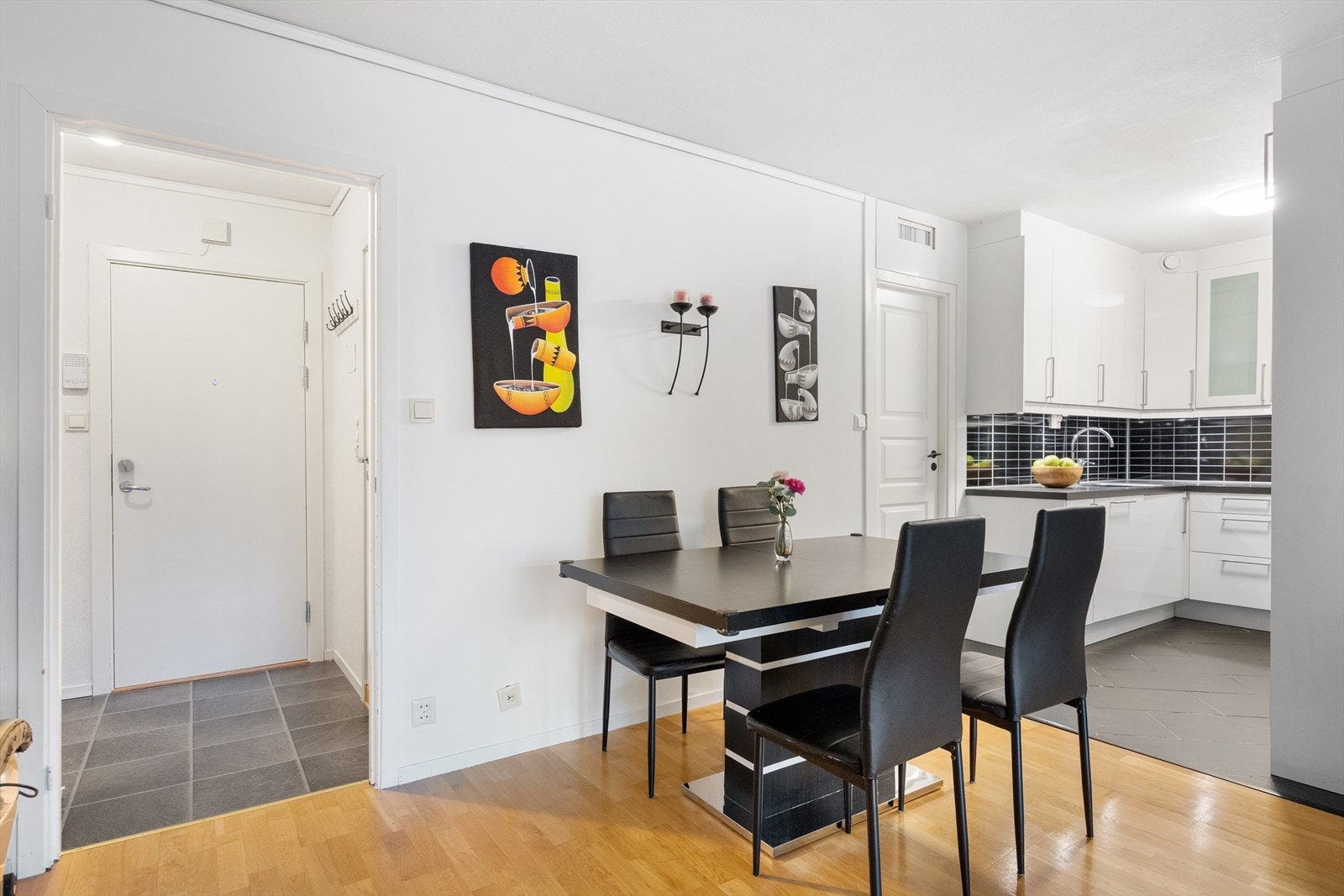 God plass til spisebord like ved kjøkkenet. Galleribilde