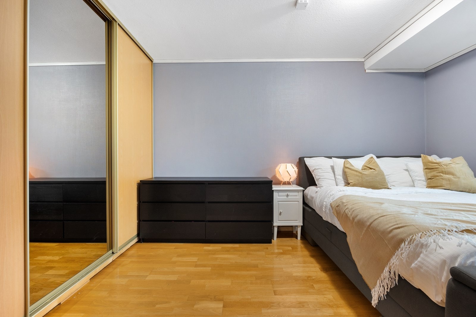 Her medfølger stor skyvedørsgarderobe. Galleribilde