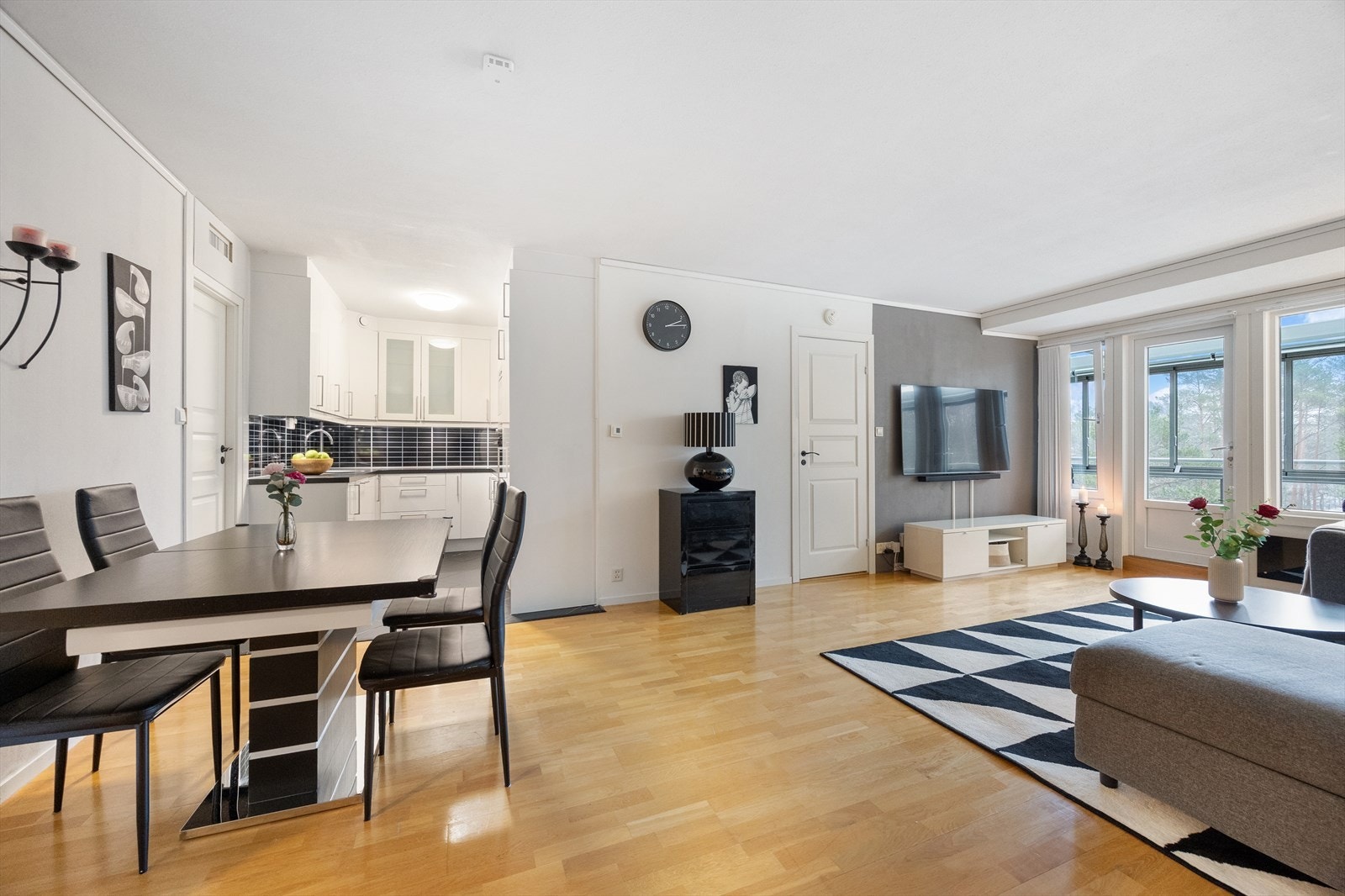 Innbydende og romslig stue med flott parkett på gulv og lysmalte vegger Galleribilde