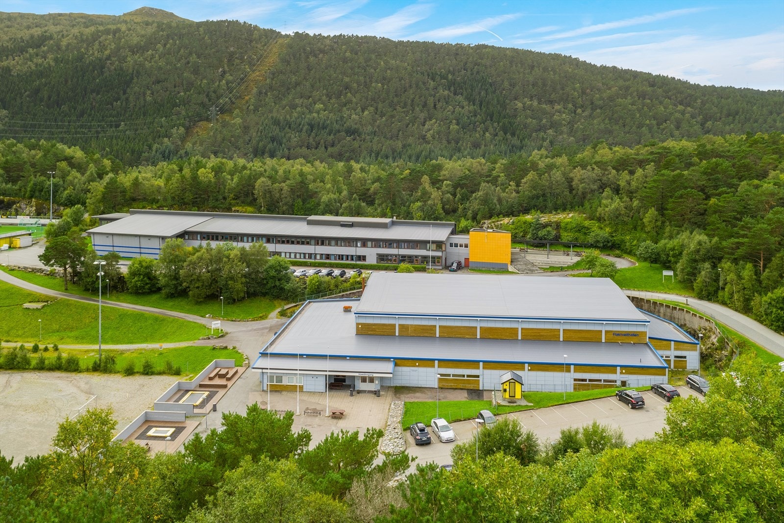 Flaktveithallen, lekeplasser, fotballbaner m.m. ligger like ved. Galleribilde