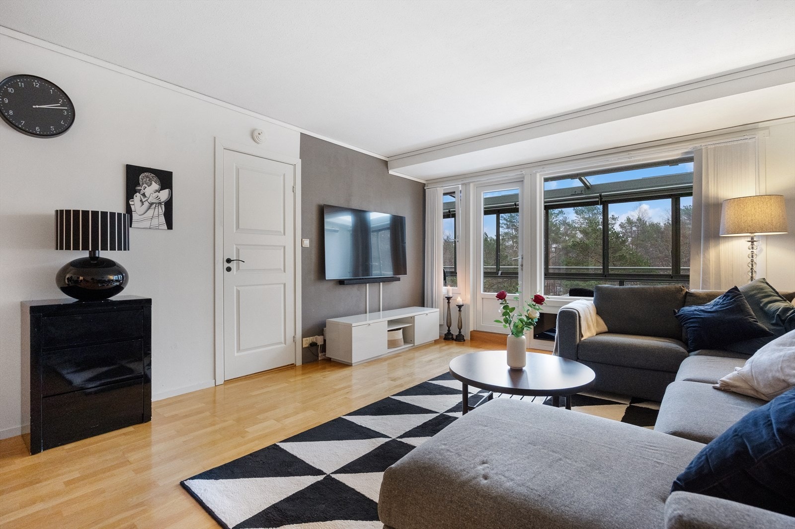 Det store arealet gir plass til både sofa og spisebord. Galleribilde