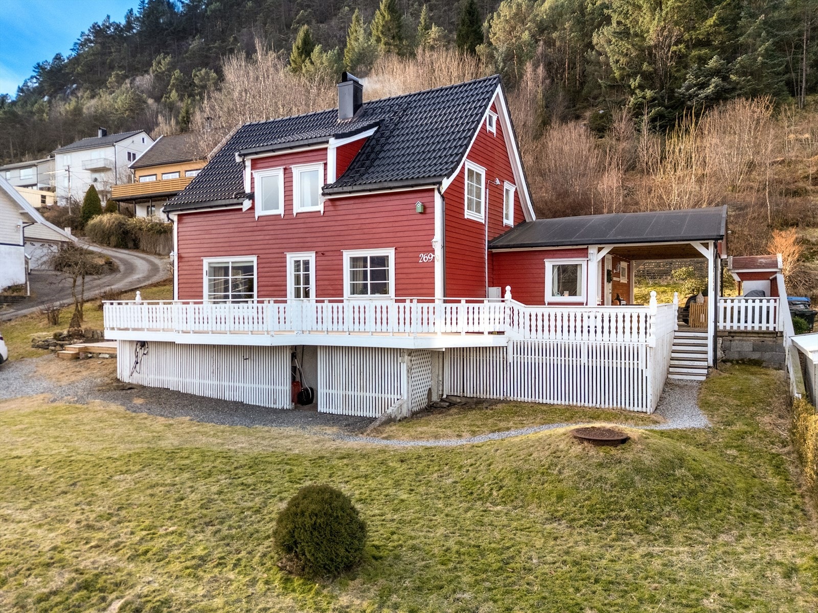 Eiendommen ligger nesten ytterst i Breisteinvegen uten gjennomgangstrafikk. Galleribilde