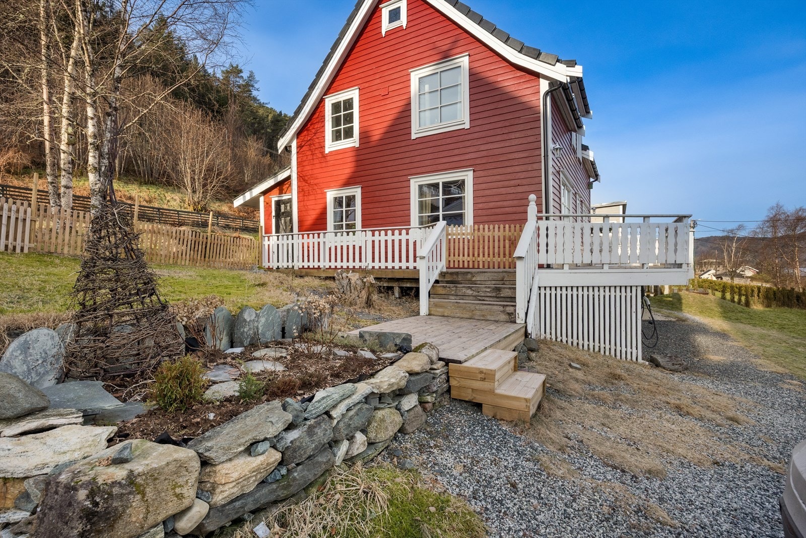 Ved boligen er det en gruset innkjørsel med plass til flere biler. Galleribilde