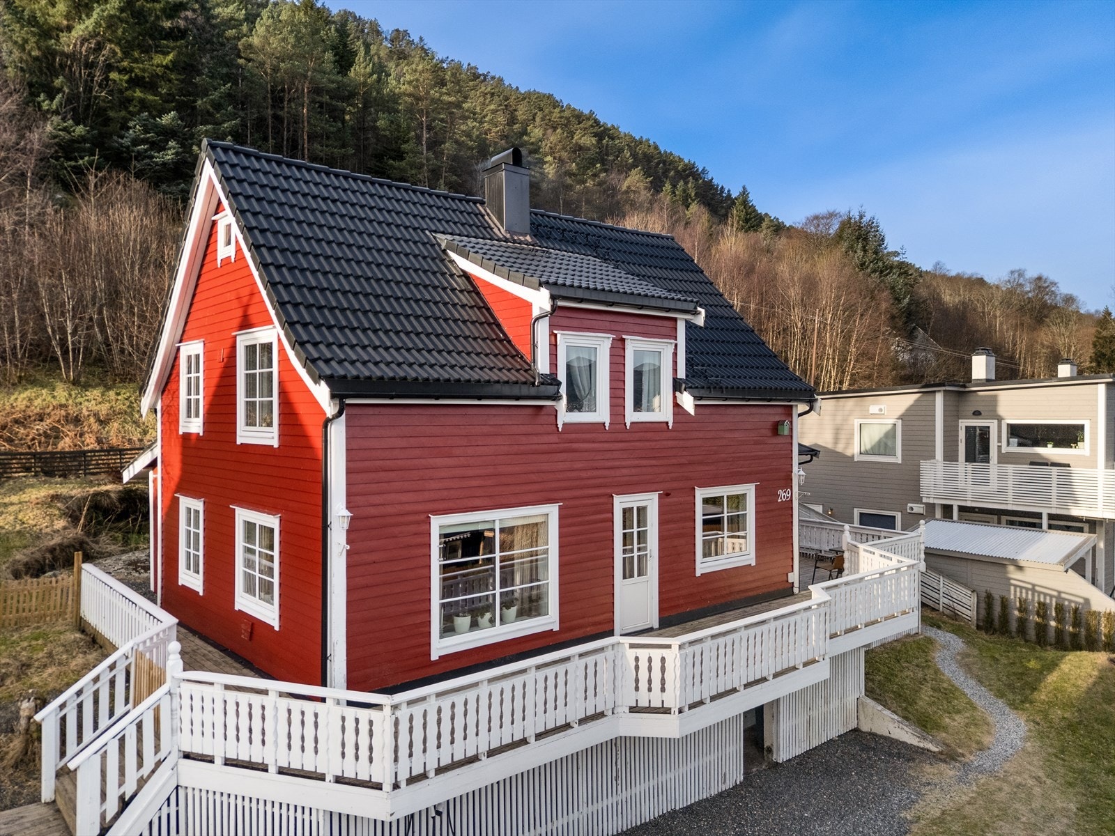 For de som er glad i sport og fritidsaktiviteter, er det kort vei til Haukås skole og Leikvang stadion. Her finner man bla. fotball og friidrett. Nærheten til skog og mark gir gode turmuligheter. Galleribilde