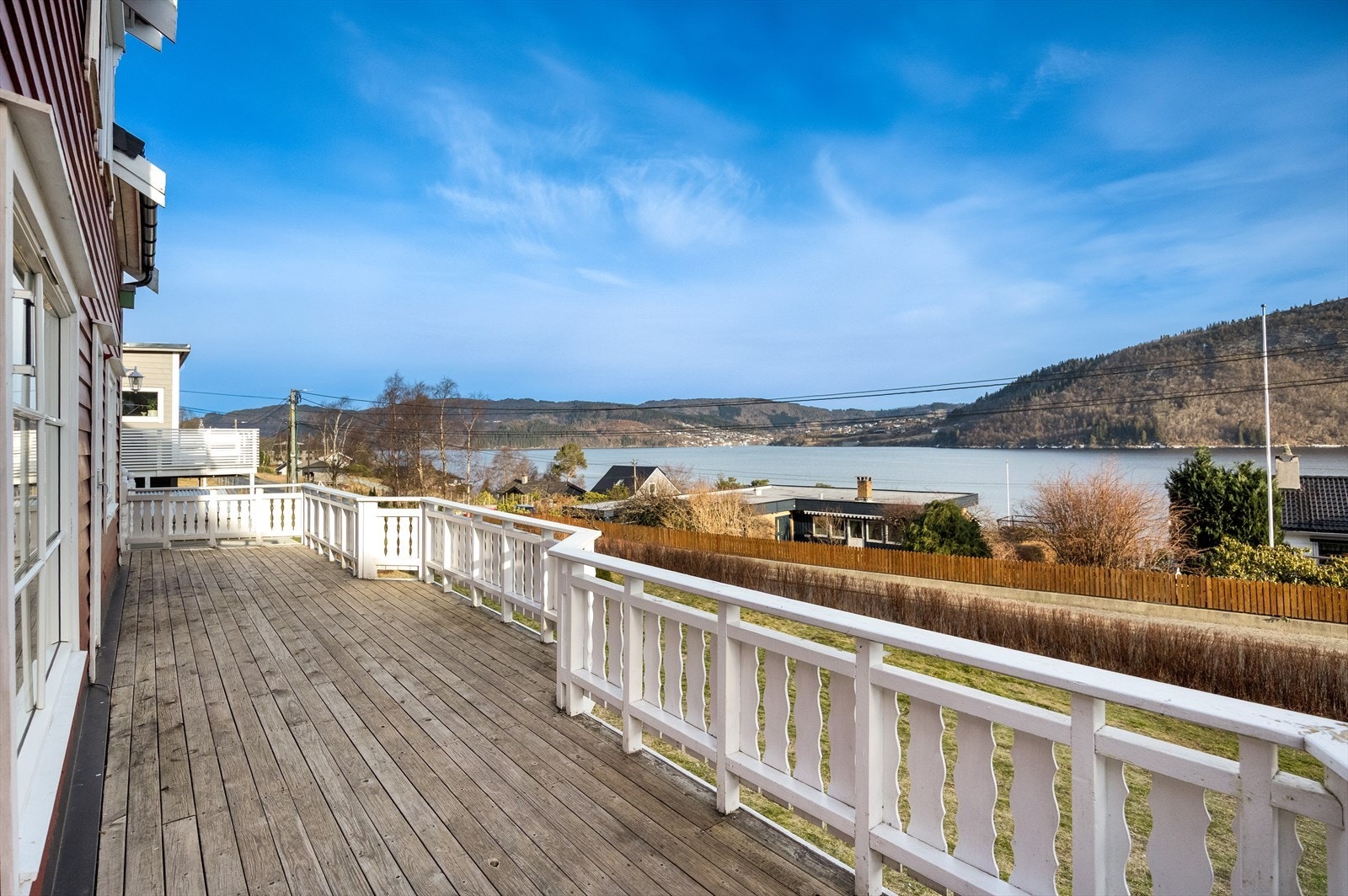 Fra stuen er det utgang til terrassen i front med fine utsiktsforhold. Galleribilde