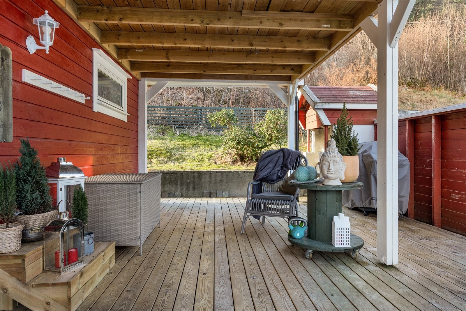 Boligen har flere fine uteplasser, med terrasse på ca. 72 m². Galleribilde