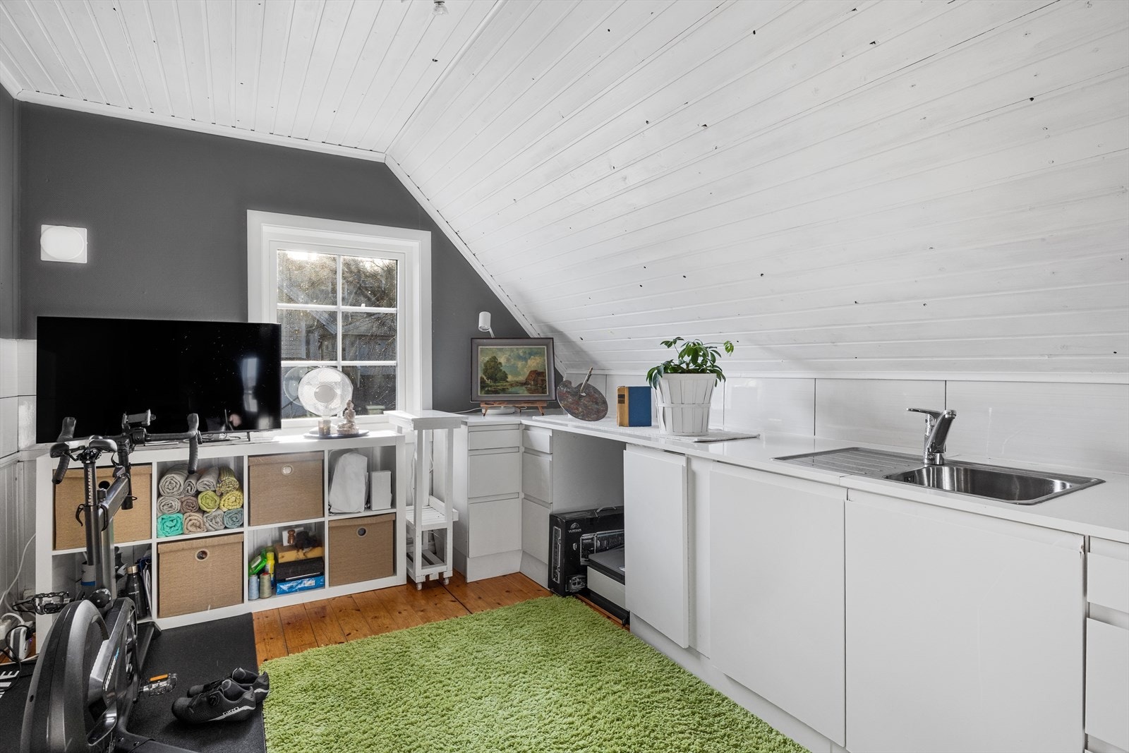 I etasjen befinner det seg enda et rom som tidligere var soverom, men som i dag er innredet som hobbyrom med kjøkkeninnredning. Galleribilde