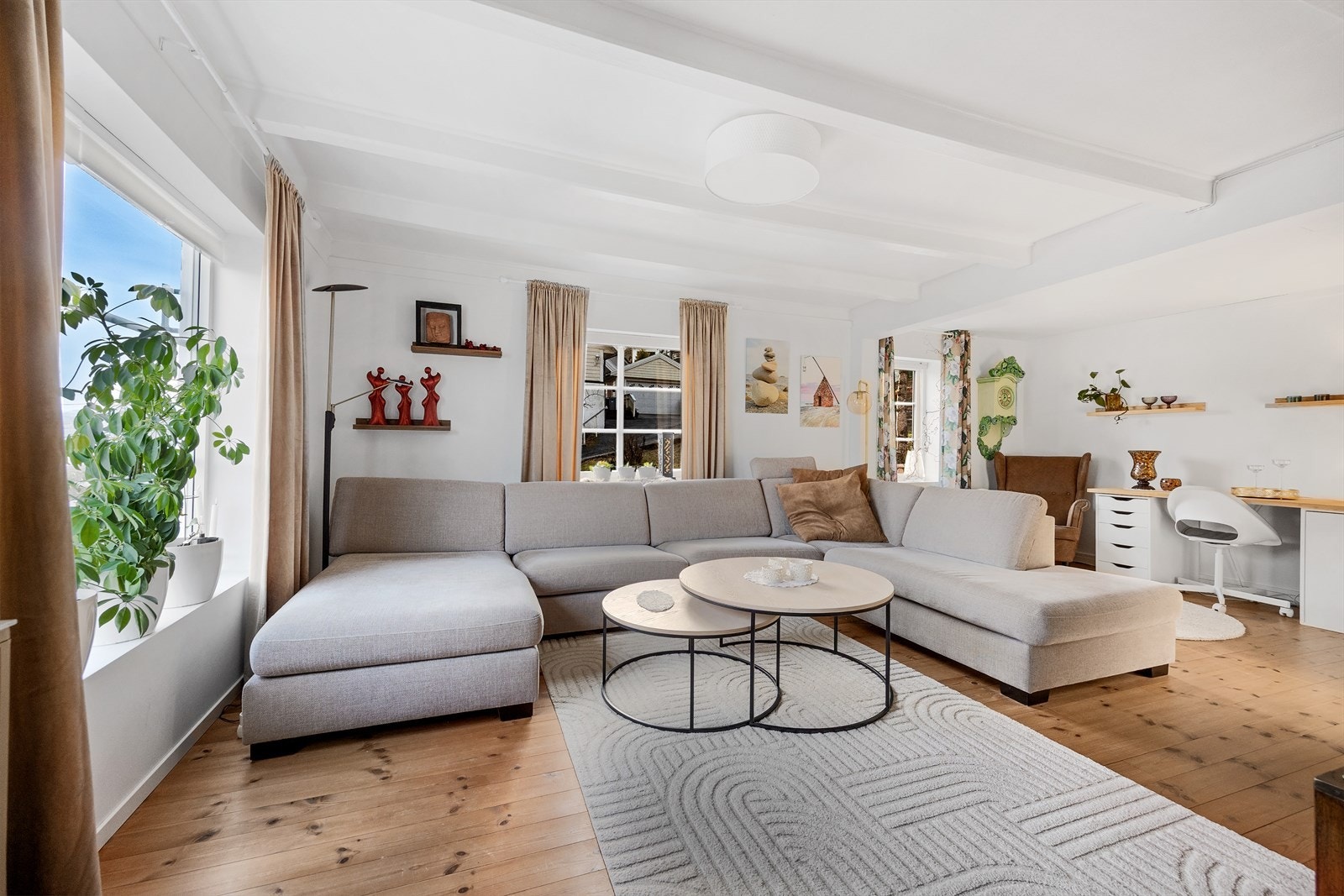 Stuen er romslig og har god plass til stor sofagruppe, spisegruppe og øvrige stuemøblement. Galleribilde