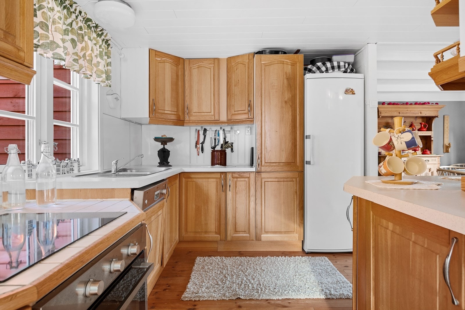 Kjøkkenet innehar profilerte fronter og laminat benkeplate. Galleribilde