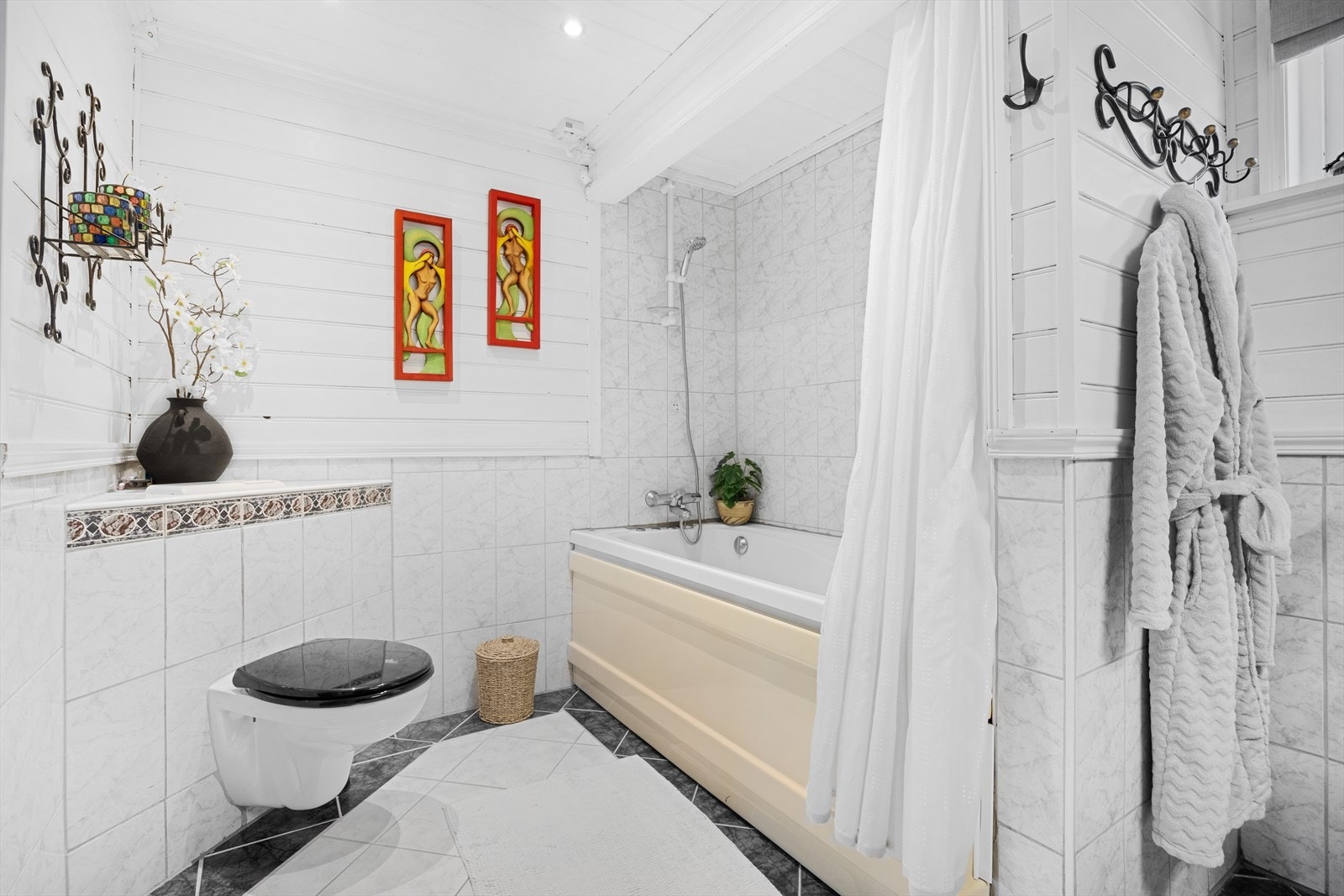 Badet innehar også opplegg for vaskemaskin/tørketrommel. Galleribilde