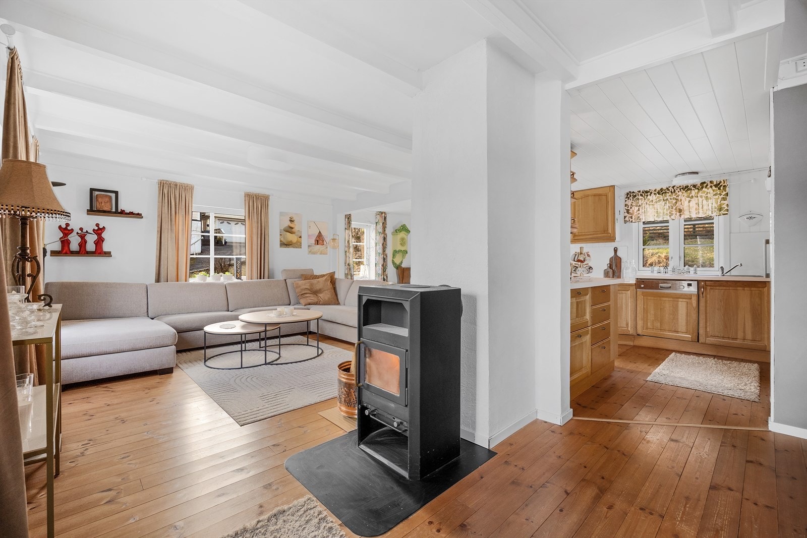 Boligens stue og kjøkken befinner seg i første etasje. Galleribilde