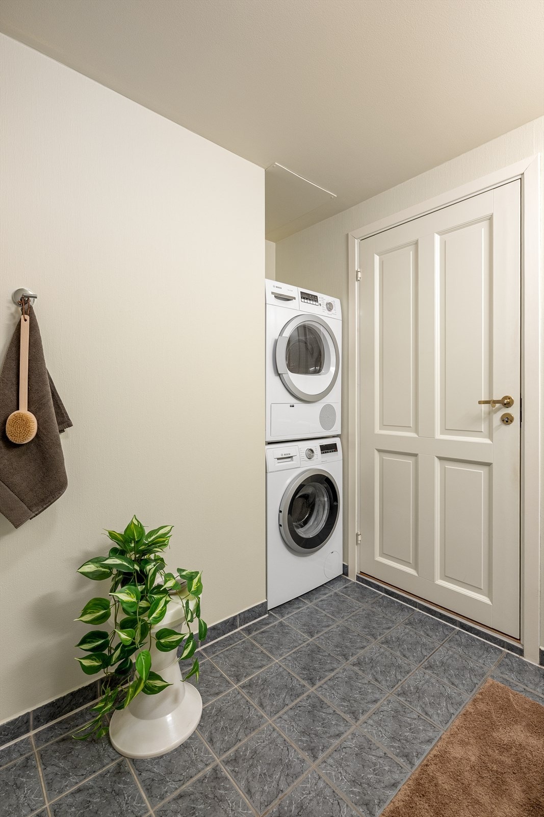 Det er fliser på gulvet samt varmekabler Galleribilde