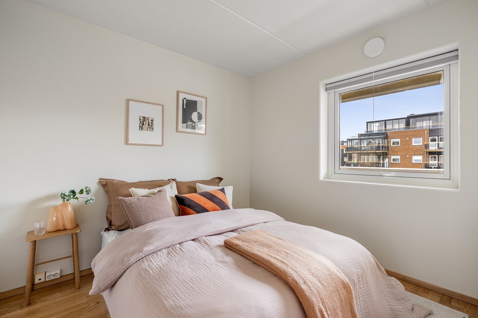 Et romslig hovedsoverom med god plass til både dobbeltseng og oppbevaring. Galleribilde