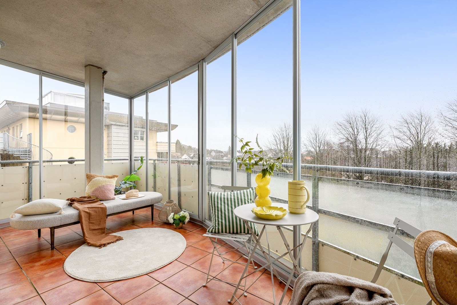 Fra stuen er det direkte utgang til en romslig innglasset balkong Galleribilde