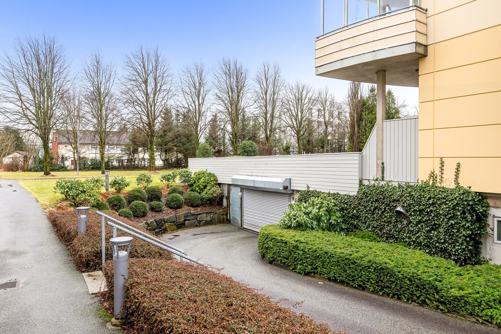 Fast parkering i lukket anlegg og heis. Galleribilde