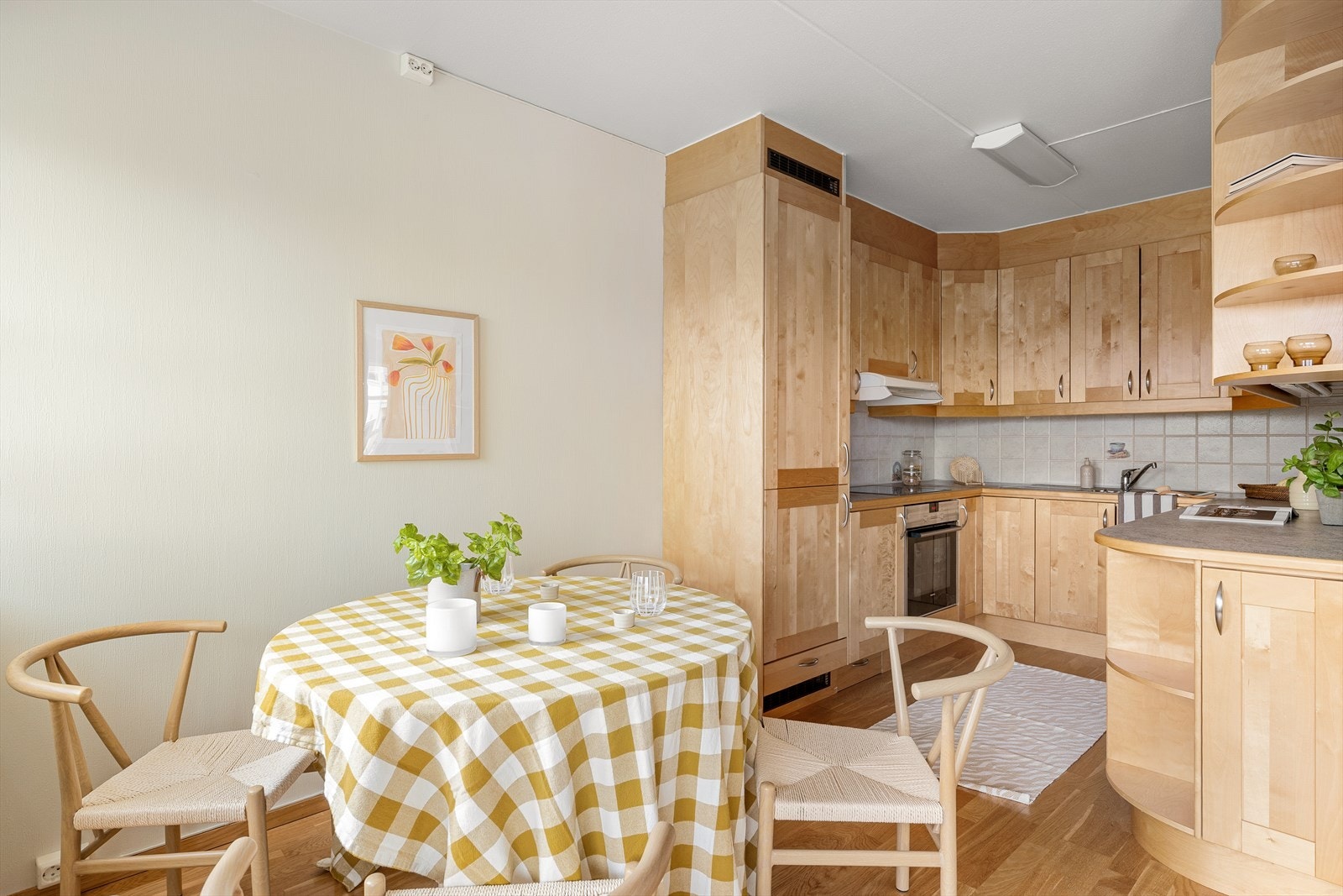 Kjøkkenet har innredning med profilerte trefronter og laminat benkeplate. Galleribilde