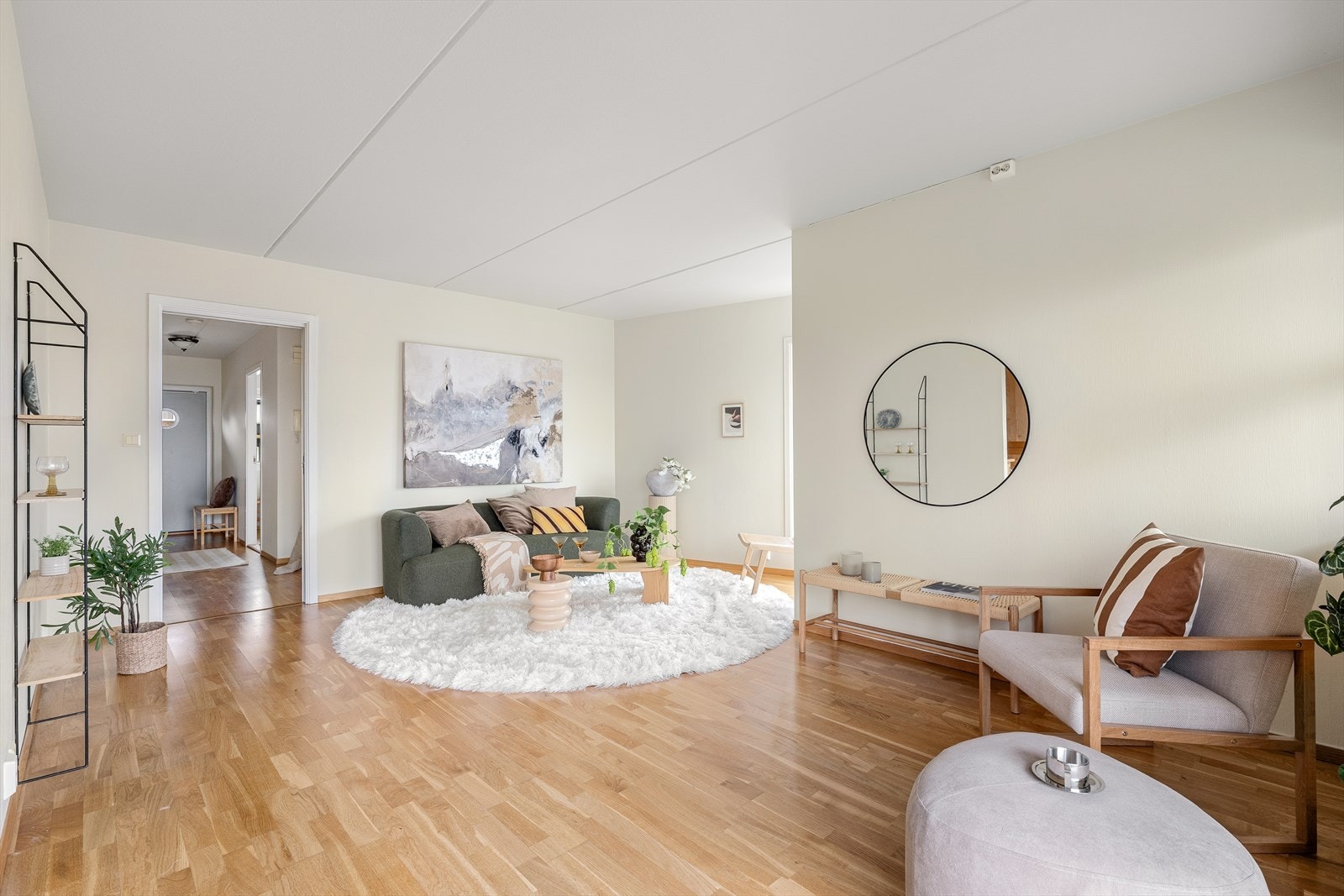 Den åpne løsningen mot kjøkkenet skaper en sosial og luftig romfølelse, og gjør leiligheten godt egnet både til hverdagsbruk og når man får gjester. Galleribilde