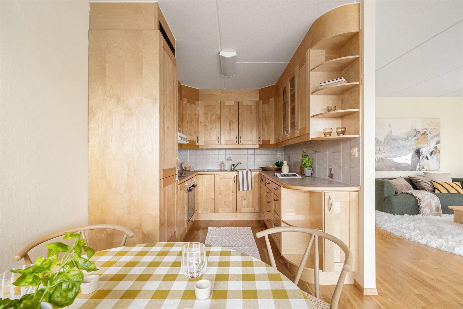 Mellom stuen og kjøkkenet er det plass til en spisekrok. Galleribilde