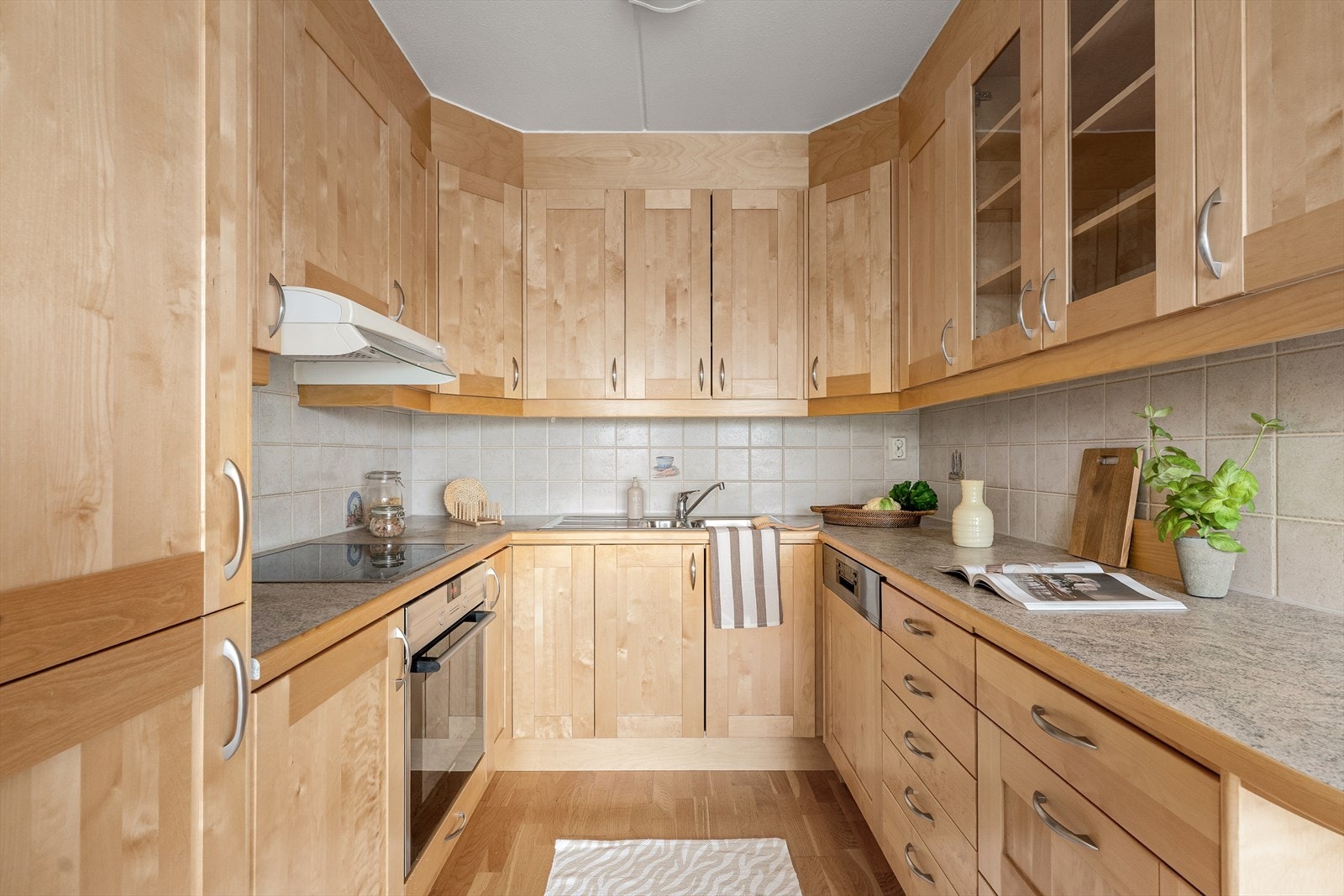 Det er integrerte hvitevarer som kjøleskap, oppvaskmaskin, platetopp og stekeovn. Det er ventilator over koketoppen med avtrekk ut av boligen. Galleribilde