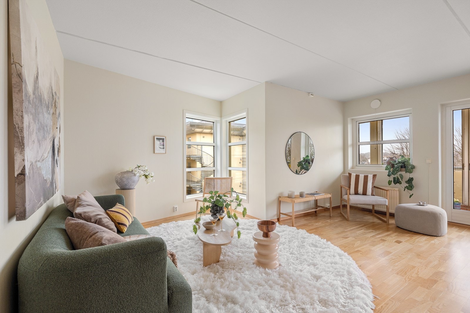 Stuen er lys og møbleringsvennlig med flere vinduers om slipper inn rikelig med naturlig lys. Galleribilde