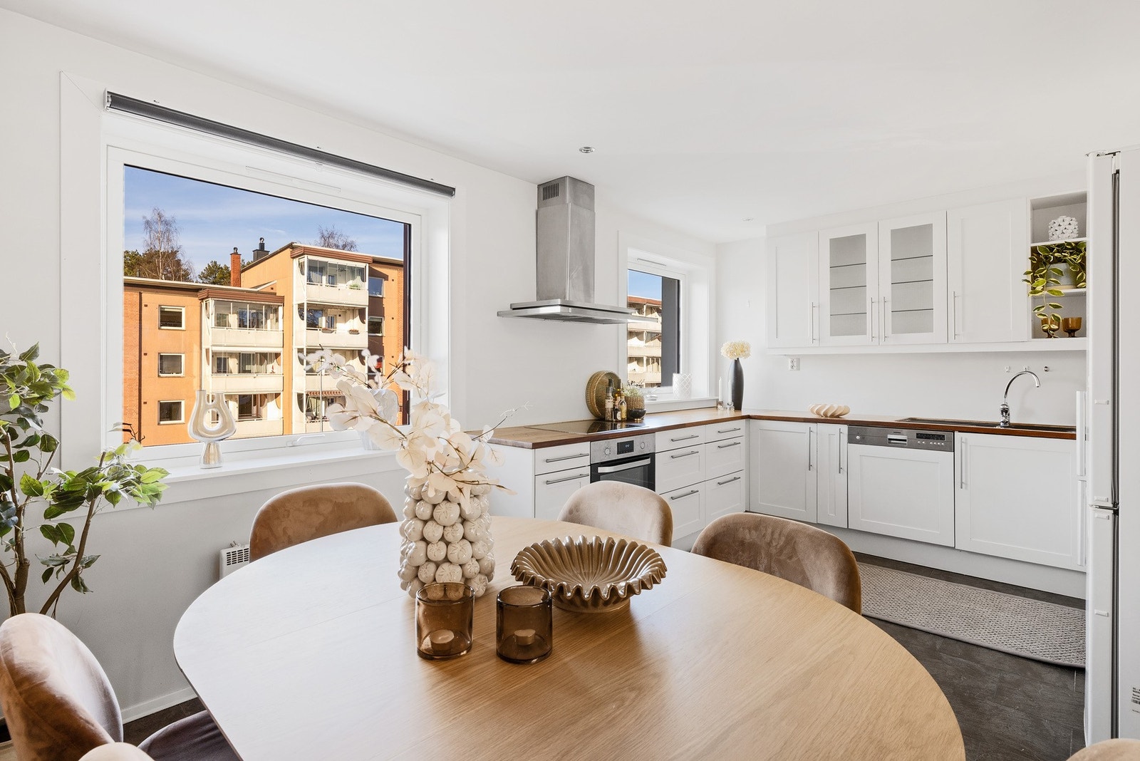 Kjøkkenet ligger i en åpen og tilbaketrukket løsning fra stuen, og har to gode vindusflater. Galleribilde