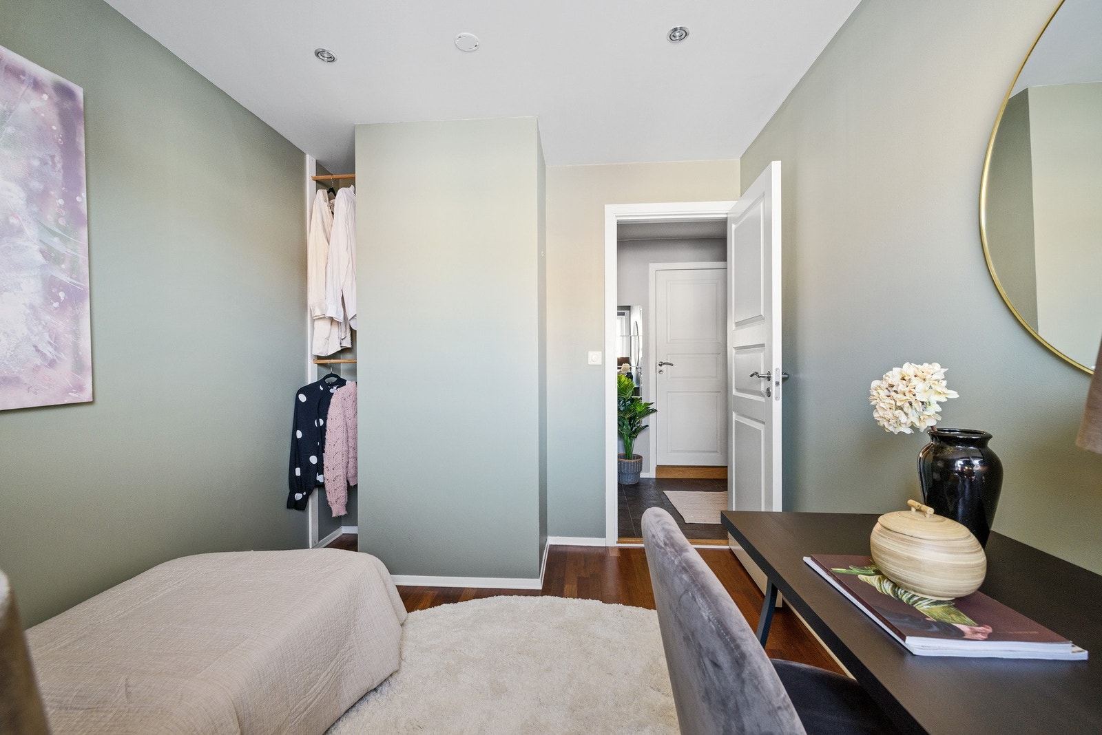 Dette rommet er kan fint benyttes som gjesterom eller barnerom - og har morgensol. Galleribilde