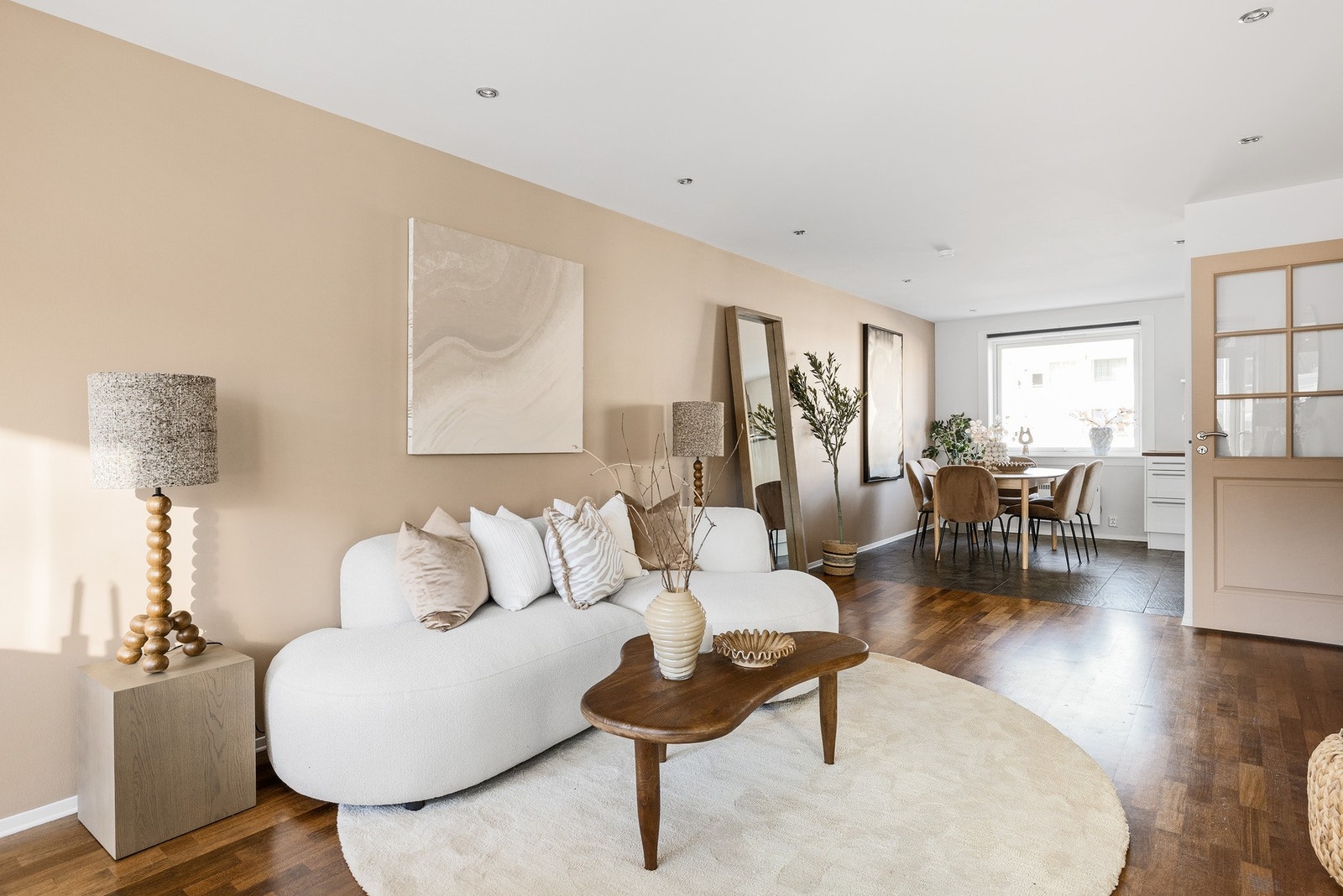 Romslig og gjennomgående oppholdsrom med plass til stor sofaseksjon og tilhørende stuemøblement. Galleribilde