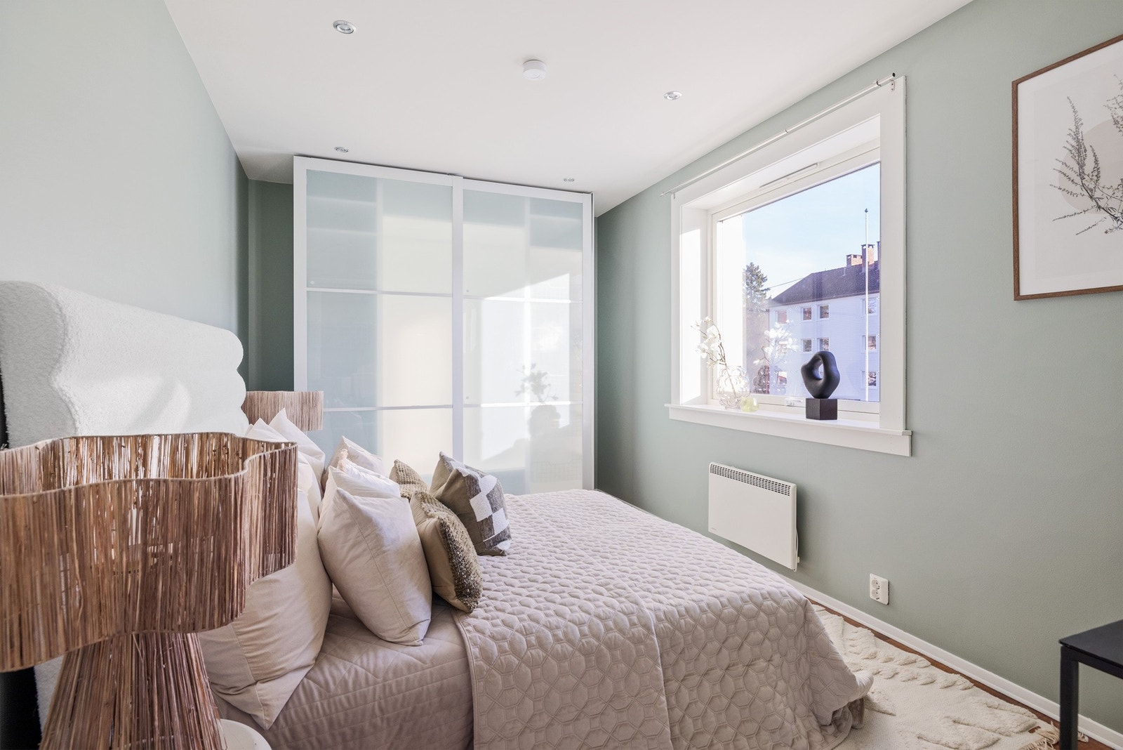 Boligen har to gode soverom, som ligger behagelig adskilt på hver sin side av boligen. Galleribilde