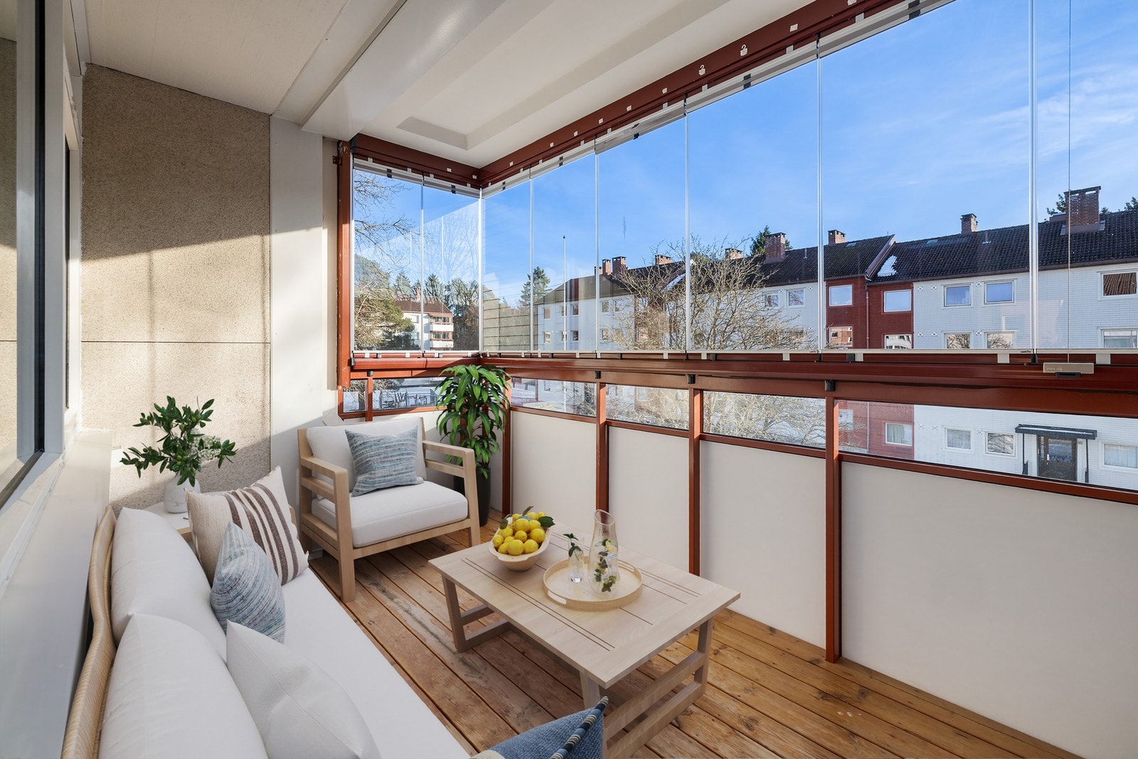 Dette er en lys og pen 3-roms, beliggende i 3. etasje med populær beliggenhet på Oppsal. Galleribilde