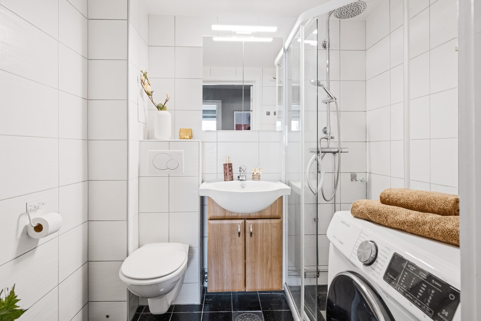 Tidløst og pent flislagt bad, rehabilitert i regi av borettslaget i 2009. Galleribilde