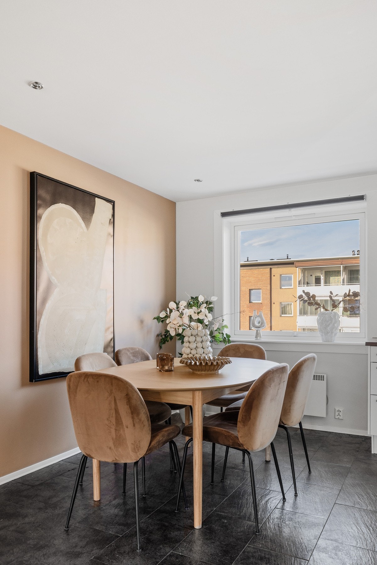 Det er fint plass til en større spisegruppe for sosiale sammenkomster eller middagsbesøk. Galleribilde