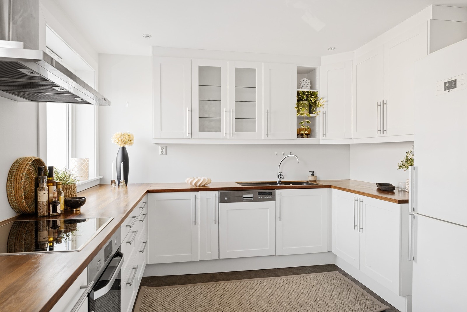 Lys og tidløs kjøkkeninnredning fra Sigdal kjøkken fra 2006. Galleribilde