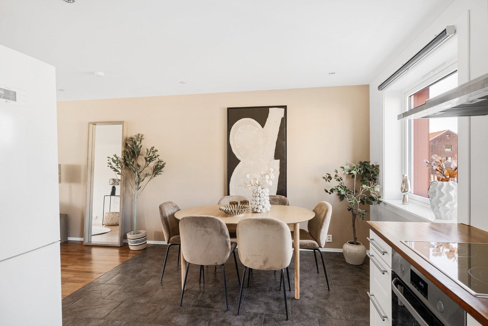 Om ønskelig kan dagens spisestue omgjøres til et soverom ved å etablere lettvegger, og flytte adkomst inn til kjøkken Galleribilde